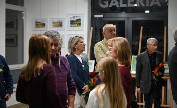 Osoby podziwiające wystawę